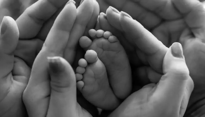 Baja natalidad en Argentina: los hombres quieren hijos pero solo 2 de cada 10 asumen la crianza cotidiana