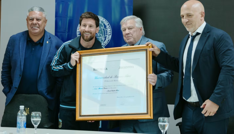 A horas de su partido, Messi recibió el doctorado honoris causa de la UBA