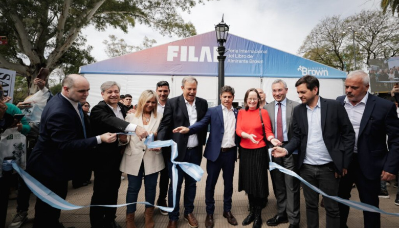 Kicillof inauguró un CAPS en Burzaco y la Feria del Libro de Brown