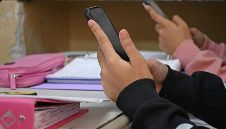 Colegios privados cuestionaron la ley que regula el uso de celulares en las aulas