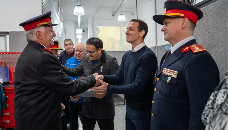 Julián Álvarez inauguró al esceula de cadetes de los Bomberos voluntarios