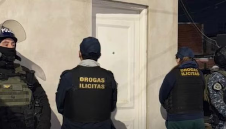 Lanús: tres aprehendidos en allanamientos por venta de drogas en Villa Sapito