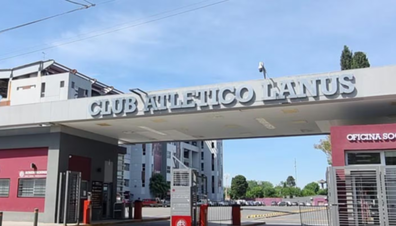 Internaron a un nene de 12 años luego de que se le cayera un arco de fútbol en la cabeza en el club Lanús