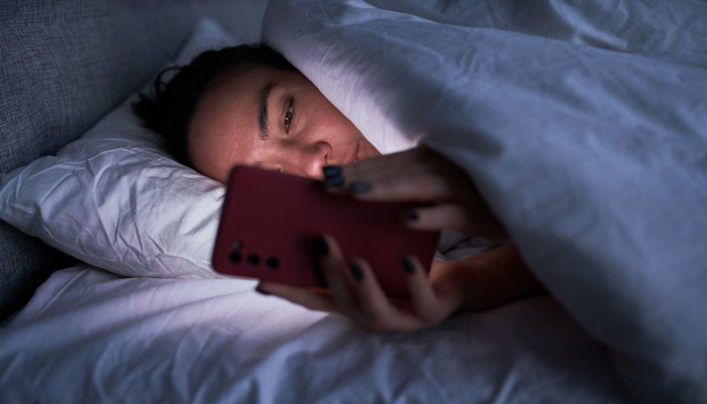 Scrolling nocturno: por qué no podemos dejar de mirar videos antes de dormir y cómo afecta la calidad del sueño