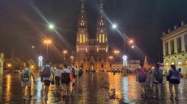 Bajo la lluvia, miles de peregrinos caminan a Luján en una edición marcada por la visita de León XIV