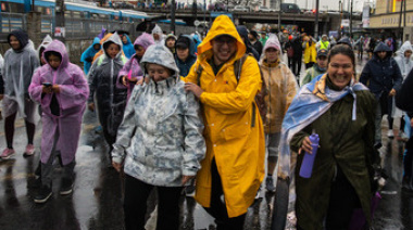 Bajo la lluvia, miles de peregrinos caminan a Luján en una edición marcada por la visita de León XIV