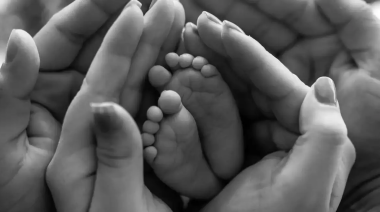 Baja natalidad en Argentina: los hombres quieren hijos pero solo 2 de cada 10 asumen la crianza cotidiana