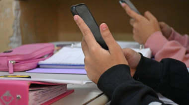 Colegios privados cuestionaron la ley que regula el uso de celulares en las aulas