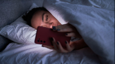 Scrolling nocturno: por qué no podemos dejar de mirar videos antes de dormir y cómo afecta la calidad del sueño
