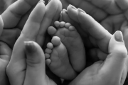 Baja natalidad en Argentina: los hombres quieren hijos pero solo 2 de cada 10 asumen la crianza cotidiana