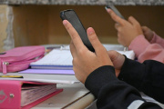 Colegios privados cuestionaron la ley que regula el uso de celulares en las aulas