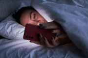 Scrolling nocturno: por qué no podemos dejar de mirar videos antes de dormir y cómo afecta la calidad del sueño